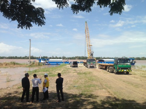 Barge Unloading Operation at Suvannaphum for steel, 